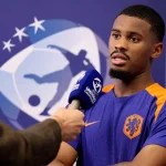 Te midden van de aanhoudende geruchten over Liverpool, onthult Jorrel Hato zijn standpunt over een transfer.
