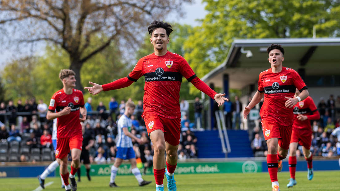 34163301-ulrich-wird-vom-fc-bayern-gejagdt-foto-boris-streubel-getty-images-for-dfb-3vfe