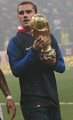 Antoine_Griezmann_World_Cup_Trophy