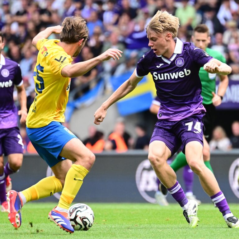 uitblinker-nathan-de-cat-van-anderlecht-omspeelt-westerlo-verdediger